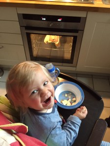 Gourmet Zwerg: Da freut sich einer! (Okay, in diesem Bild auf einen Kuchen, aber auch die Knödel wurden bejubelt). 