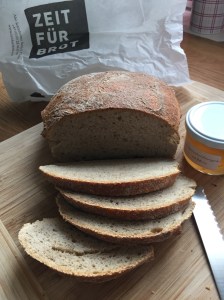 Bergsteigerbrot in Gedenken an die Sonntagstourer in Mitte. Dazu Löwenzahn-Minz-Gelee.