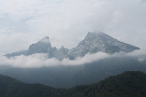 Der wolkenumwobene Watzmann.