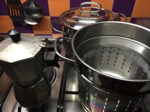 Darf in keiner Küche fehlen: die Kaffeemaschine und Pastatopf.