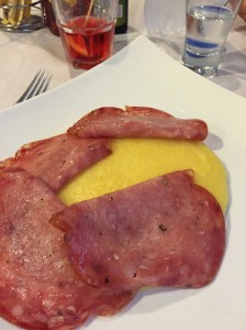 Polenta e salame.