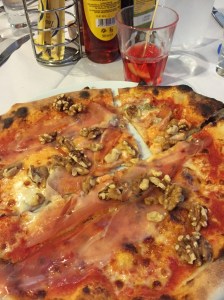 Aller guten Geschmäcker sind 3: Prosciutto, Gorgonzola, Noci.