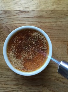 Mit einer feinen Schicht braunem Zucker bestreuen und brennen.