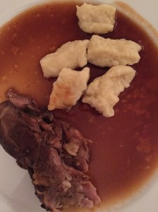 Lammhaxe und Gnocchi (geschmort mit Wildschweinbacke und Ochsenschwanz).