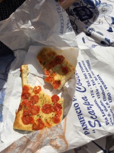 Strandgut: Focaccia con pomodorini.