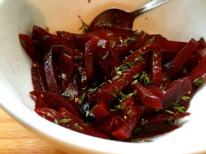 Das Topping: Rote Beete Pommes mariniert mit Olivenöl, Weißweinessig, einem Teelöffel Zucker, Salz, Pfeffer und Thymian.