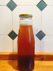 Mit Brühe ablöschen (für 500 g Pasta und 1 Kürbis insgesamt ca. 1 l) und den Kürbis weich kochen.