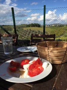 Erst Mahl beruhigen. Und statt zum Stier zu werden einen Büffel verputzen. Mit "hochpreisigen" Markttomaten.