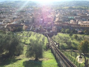 Zu Fuß statt Bahn. Kalorienabbau auf praktische Art.