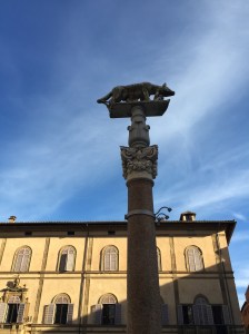 Hauptstadtnähe. Rom ist nur 200 km entfernt. Immer der Wölfin nach.