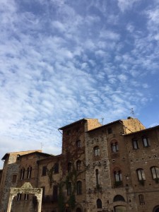 Alles eine Frage der Perspektive: mehr Himmel, weniger Menschen auf der Piazza in SG.