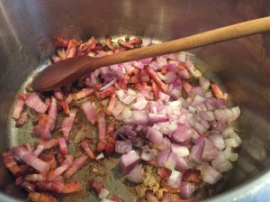 Bauchspeck und Zwiebeln bräunen.