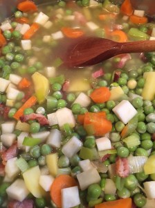 Kartoffeln, eingeweichte Erbsen, "Erbsensud" und Fond dazu geben.