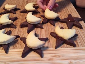 Sind die Plätzchen, die wir stechen, erstmal auf den Ofenblechen, warten wir gespannt ... nicht verbrannt.