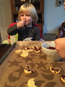 In der Weihnachtsbäckerei gibt es manche Leckerei. Z.B. "Hokolade" ...